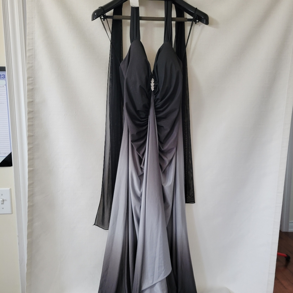 Like New 16W Laura Plus Halter Evening Gown